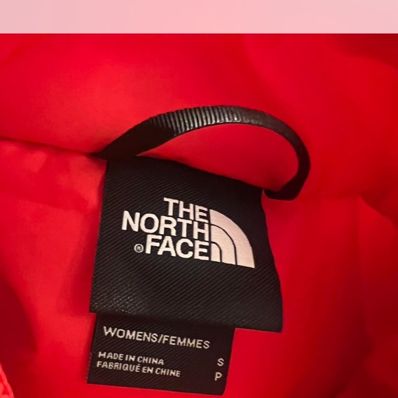 The North Face Women's Bright Red Puffer Jacket - Picture 3 of 8